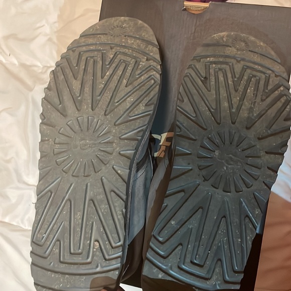Men gray uggs! Very comfortable and in great conditions !! Condition 9.5/10 - Picture 4 of 5